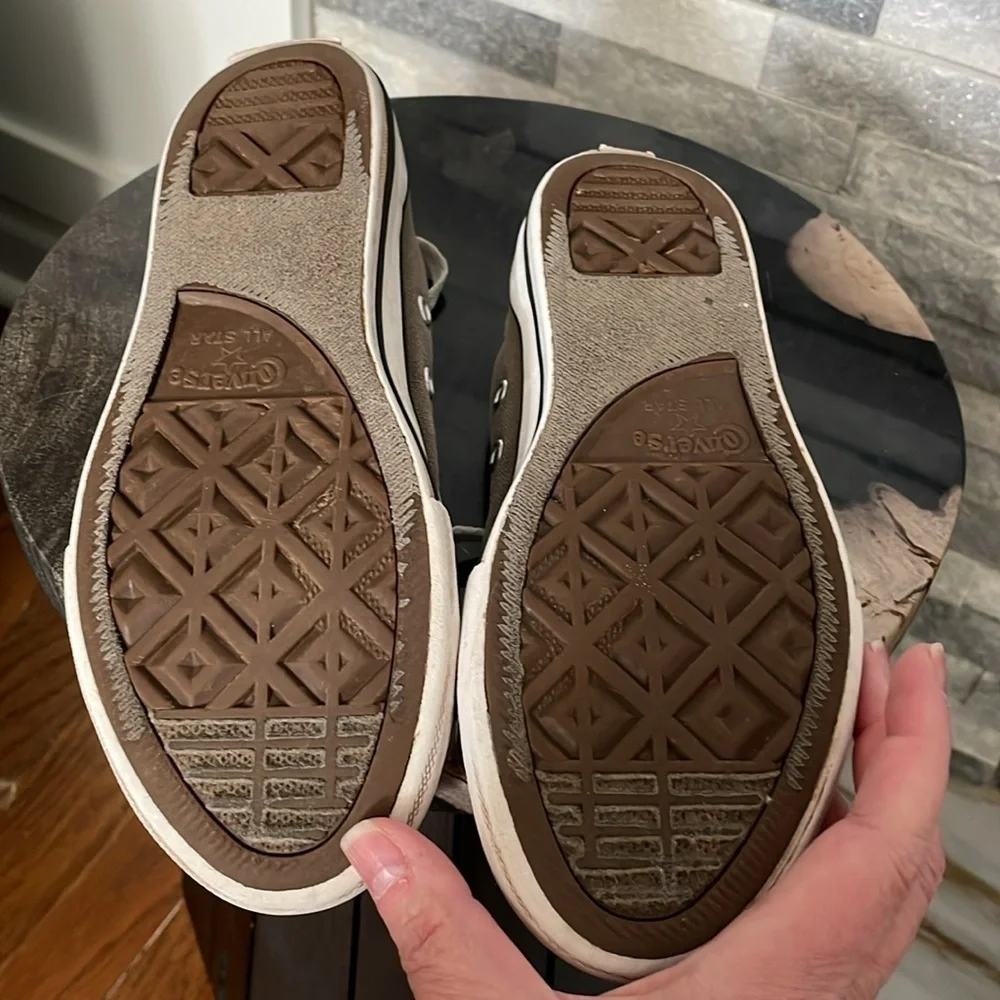 CONVERSE CHUCK TAYLORS YOUTH SIZE 2